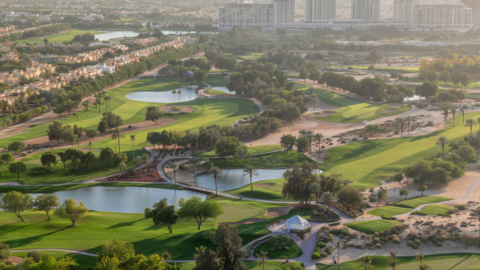 Haus in Dubai kaufen in exklusiver Golf-Community mit Blick auf den Golfplatz
