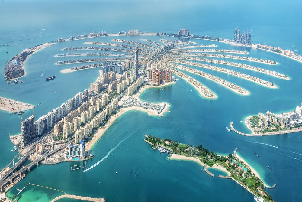 Palm Jumeirah in Dubai mit luxuriösen Wohnungen und Meerblick aus der Vogelperspektive